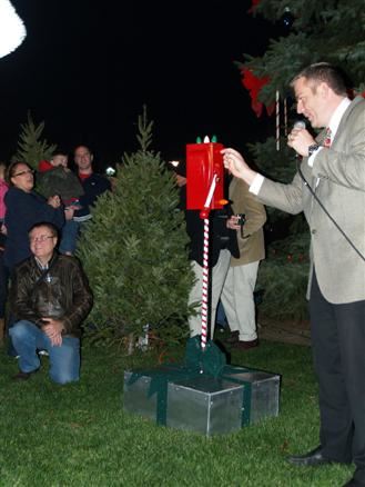 Mayor turns on Lights